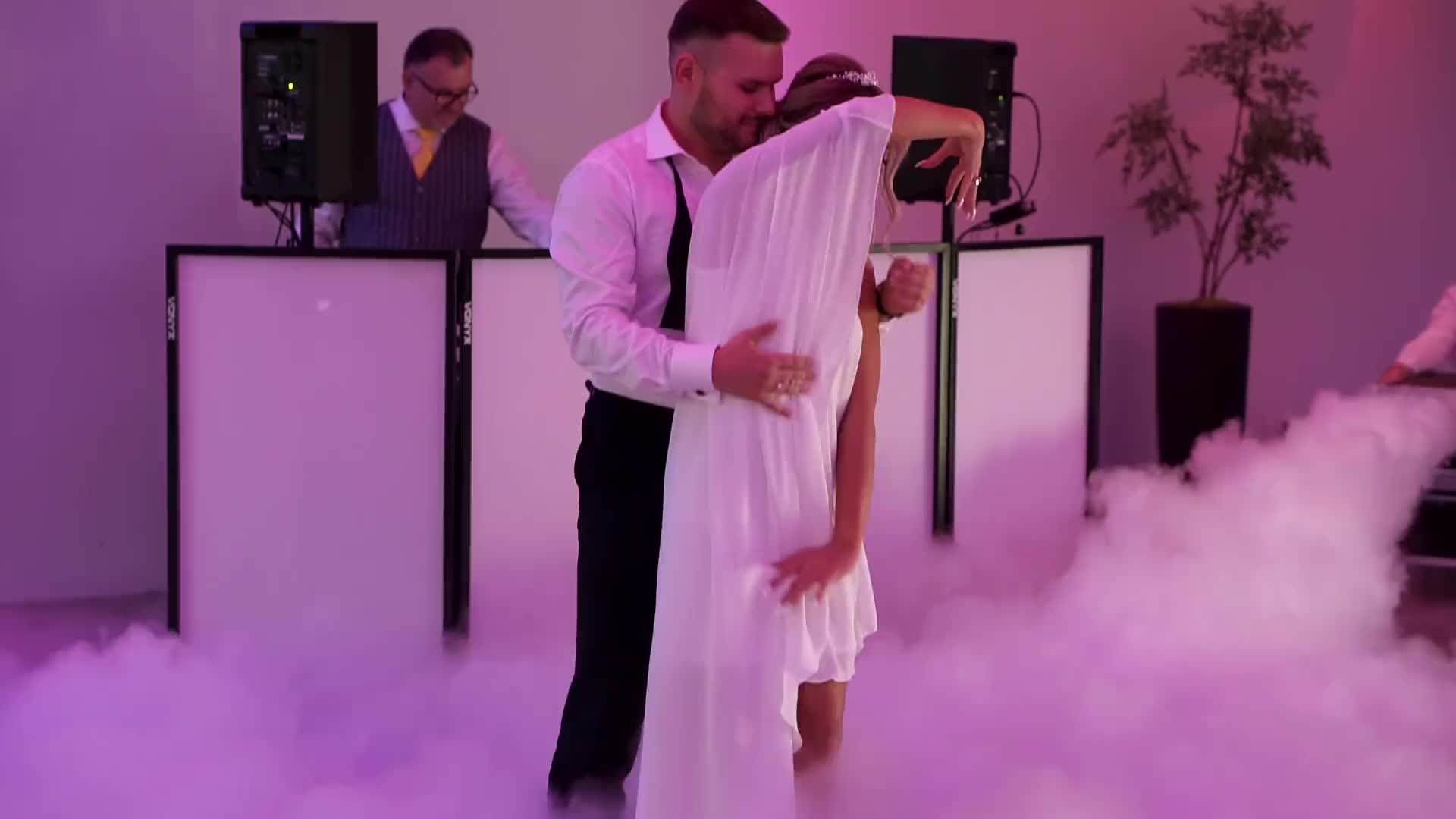Para tańcząca pierwszy taniec weselny